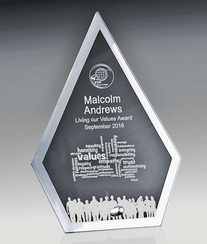 Pfeil aus klarem Glas mit Spiegelkante