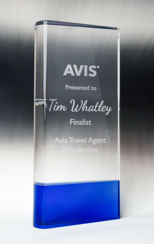 Kristall-Vertikal gebogener Block mit farbigem Sockel