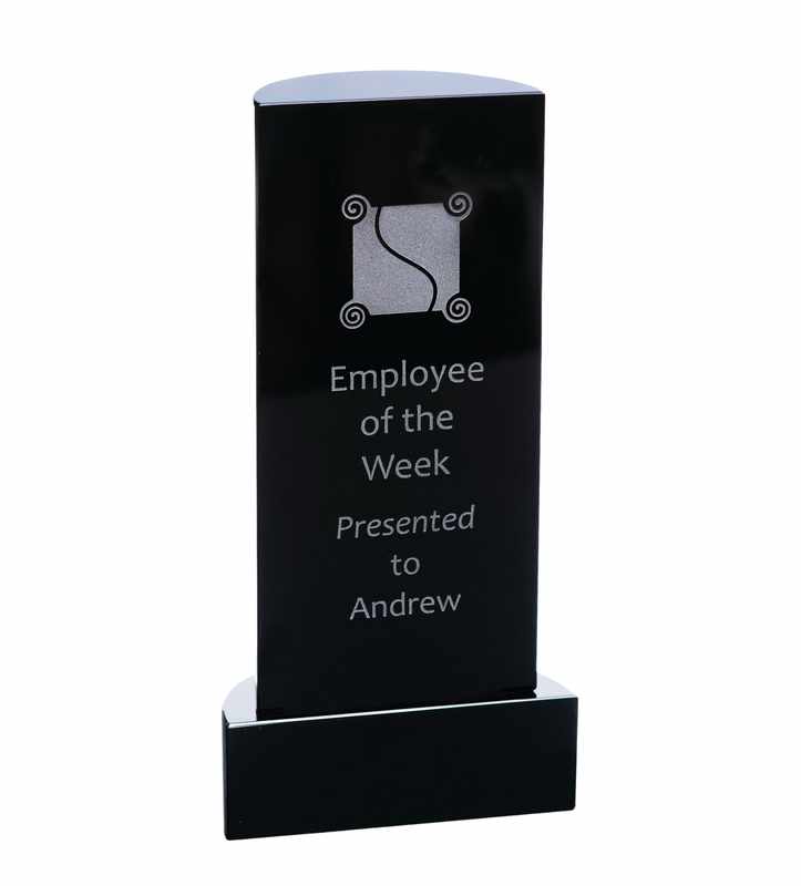 Schwarzer Kristallturm in Halbkreisform