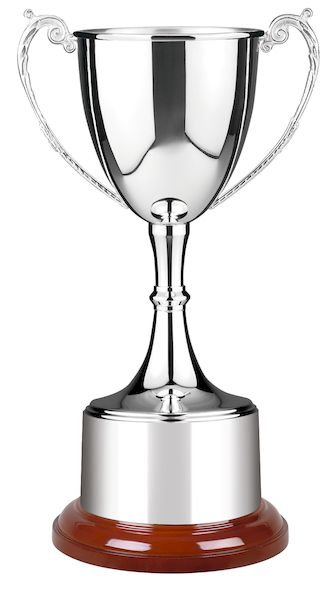 Versilberter Becher mit integriertem Kragen, inklusive Holzsockel