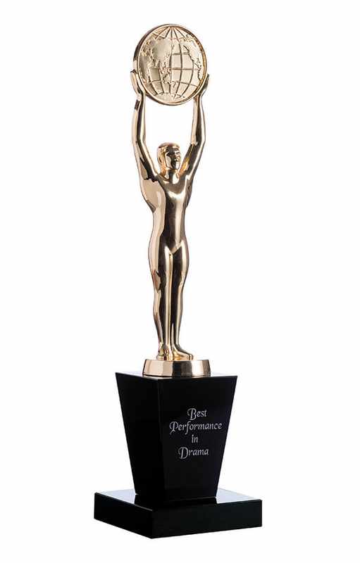 Gold-Oscar-Figur mit Globus auf schwarzem Kristallsockel