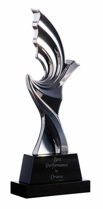 Silberne Figur auf schwarzem Kristallsockel