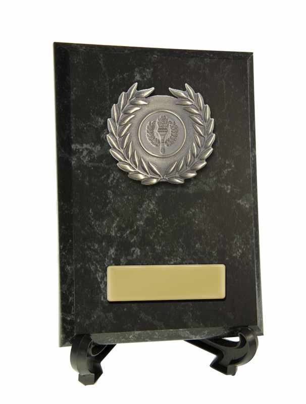 Plakette mit Metallverzierungen