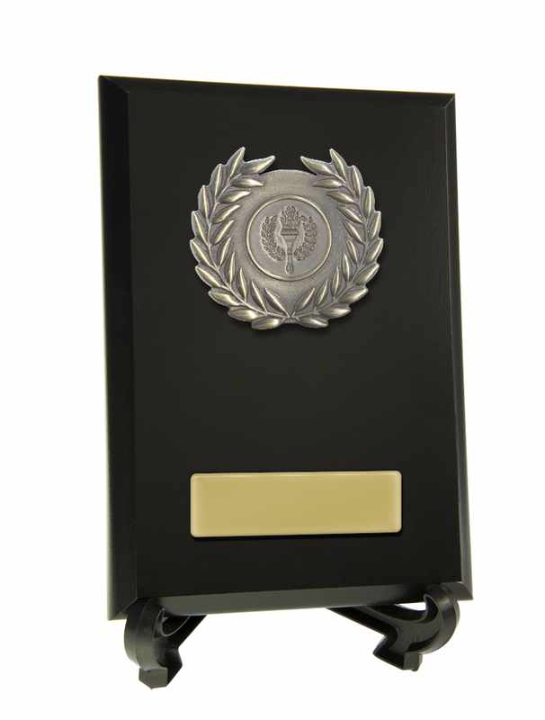 Plakette mit Metallverzierungen