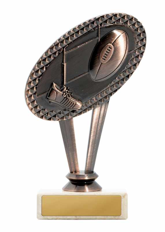 Rugby-Motiv aus Metall auf dem Sockel