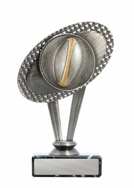 Rugby-Motiv aus Metall auf dem Sockel