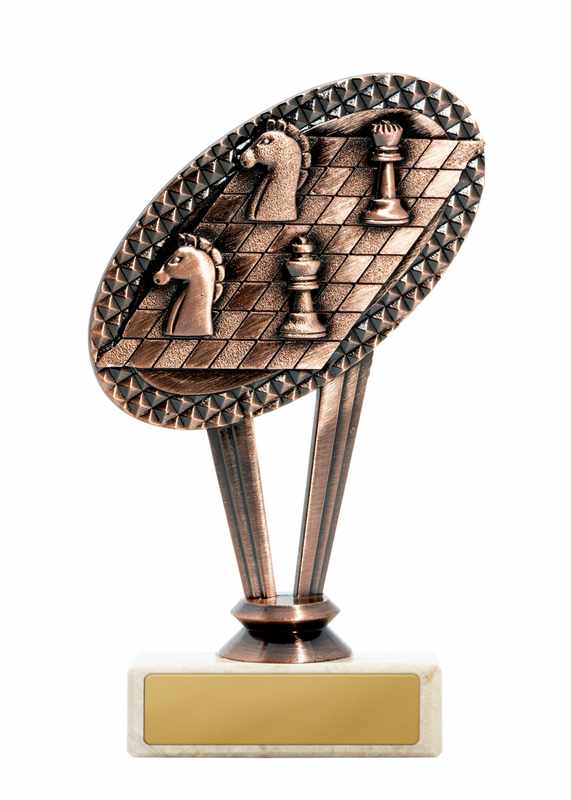 Metall-Schachmotiv auf Sockel