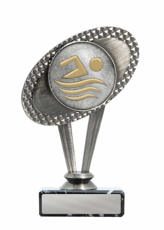 Schwimmendes Metallmotiv auf Sockel