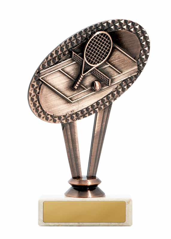 Tennis-Motiv aus Metall auf dem Sockel