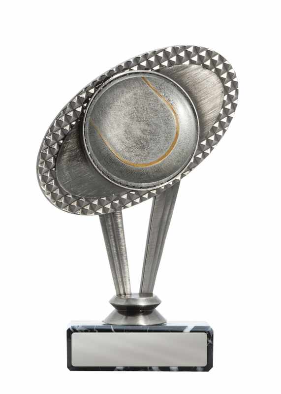 Tennis-Motiv aus Metall auf dem Sockel